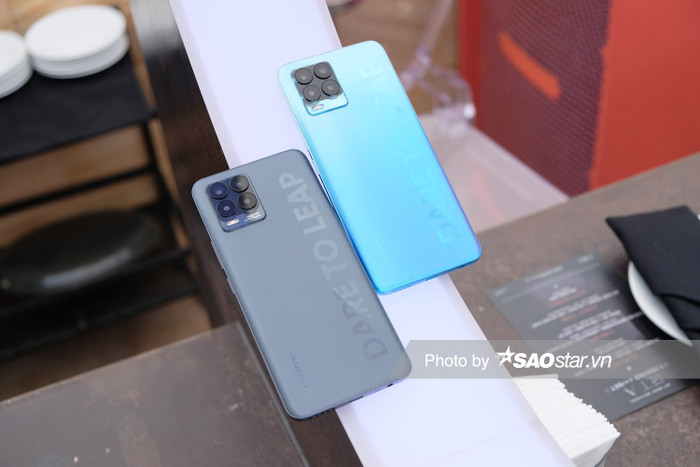 Một điều khá thú vị là mặc dù realme 8 có viên pin lớn hơn nhưng lại có độ dày thân máy mỏng hơn phiên bản Pro. Cụ thể, chiếc realme 8 có độ dày thân máy 7,99 inch, trong khi đó realme 8 Pro dày hơn đôi chút ở mức 8,1 mm.