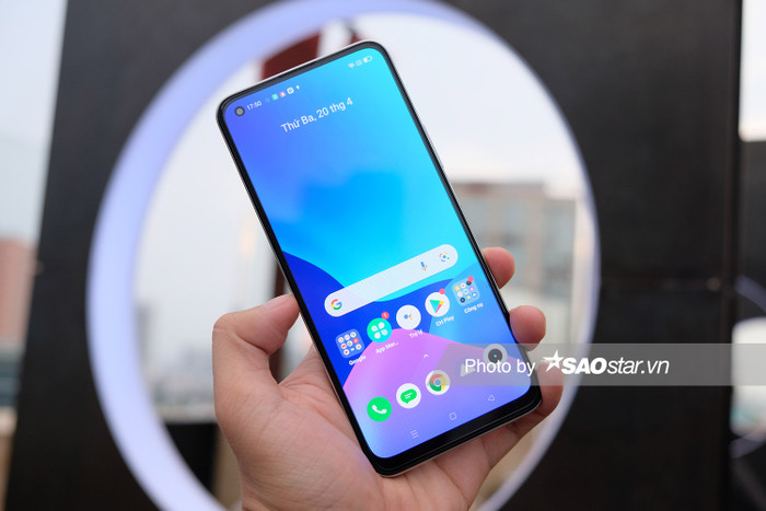 Chiếc realme 8 về cơ bản có ngoại hình giống với phiên bản Pro với màn hình viền siêu mỏng, camera trước đục lỗ và phần viền dưới hơi dày. Camera trước trên chiếc điện thoại này cũng có thông số 16 MP.