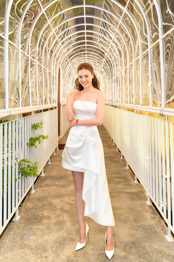 Độ dài váy vừa phải vẫn đảm bảo sự sang trọng, duyên dáng nhưng không hề tạo cảm giác khó di chuyển