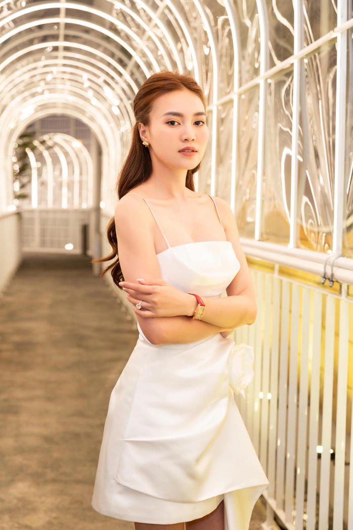 Ninh Dương Lan Ngọc vô cùng xinh đẹp với kiểu váy trắng  trong hình ảnh mới nhất