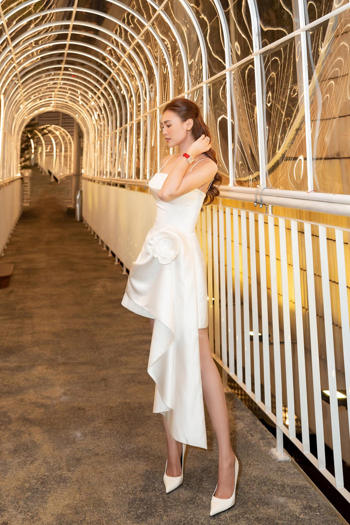 Diện chiếc váy trắng bất đối xứng, nữ diễn viên xuất hiện thanh tao, thoát tục