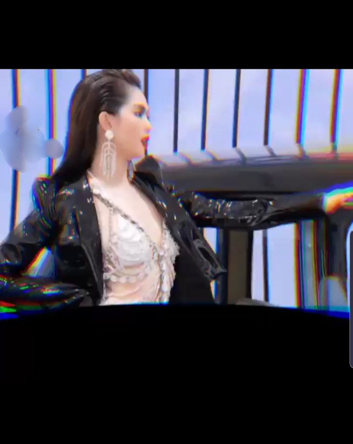 Thiết kế bé xíu, trông như nội y được bóng hồng chưng diện. 