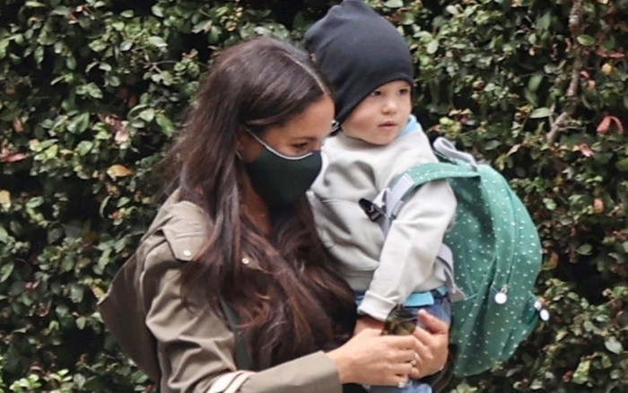 Meghan bụng bầu vượt mặt bế con trai Archie Ảnh 2
