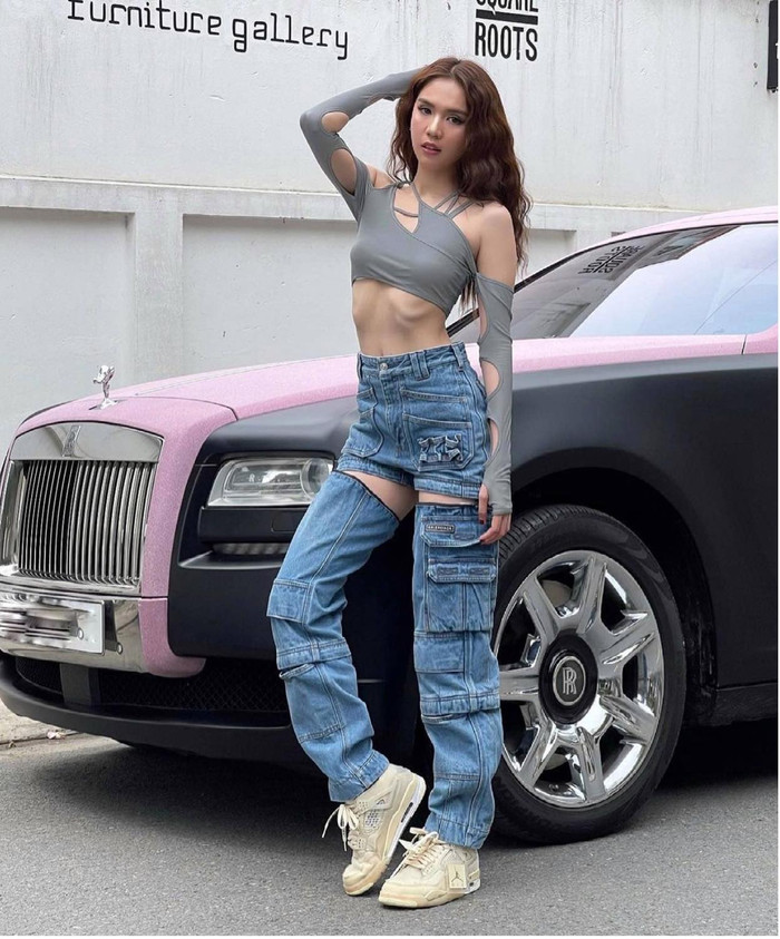 Chân dài gốc Trà Vinh với mái tóc xoăn xù cực kì thích hợp với set đồ 'chất phát ngất' này 