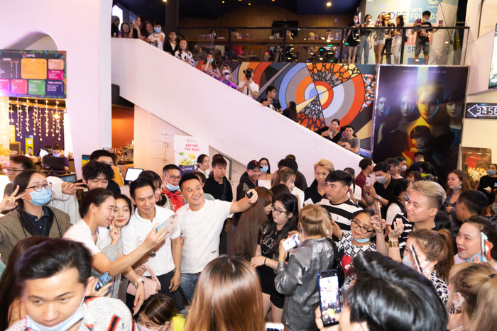 Lý Hải bất ngờ gặp sự cố trong chuyến giao lưu ở các rạp chiếu phim 'Lật mặt: 48H' Ảnh 5