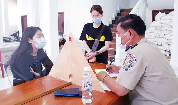 Hai trong số những phụ nữ bị bắt đang bị cảnh sát thẩm vấn. Ảnh: Khmer Times