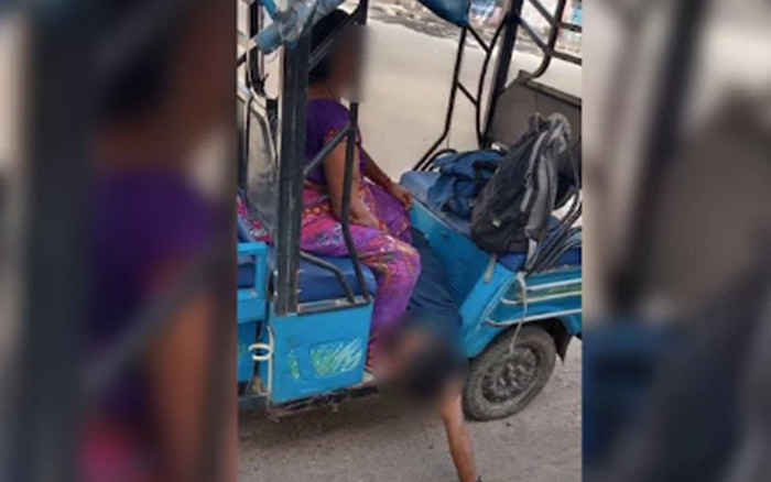 Cảnh thi thể con trai nằm sõng soài dưới chân mẹ sau khi bị bệnh viện từ chối nhận vì COVID-19 gây sốc Ảnh 2