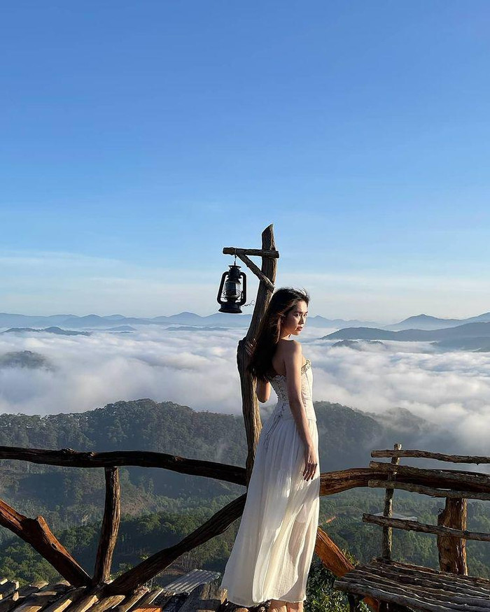 Trong chuyến du lịch mới đây, cô nàng chọn phối corset cùng chân váy xoè bồng bềnh, nhẹ nhàng cùng tông. 