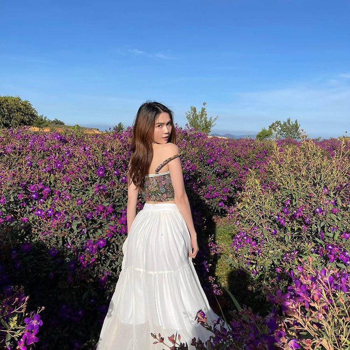 Khi khác, chân dài lại chọn cho mình thiết kế corset hoa nhí vô cùng nổi bật. 