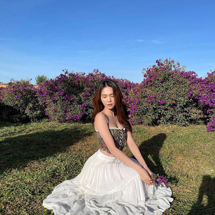 Cũng combo áo corset cùng chân váy nhưng ngay lập tức khiến người đối diện phải xuýt soa.