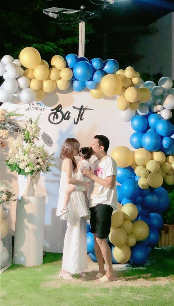 Nam nghệ sĩ hài gửi lời động viên bà xã: 'Cảm ơn 2 mẹ con. Gia đình là quan trọng nhất nhé mẹ Destiny. Ngoài kia khó khăn quá thì về nhà bán cơm'.