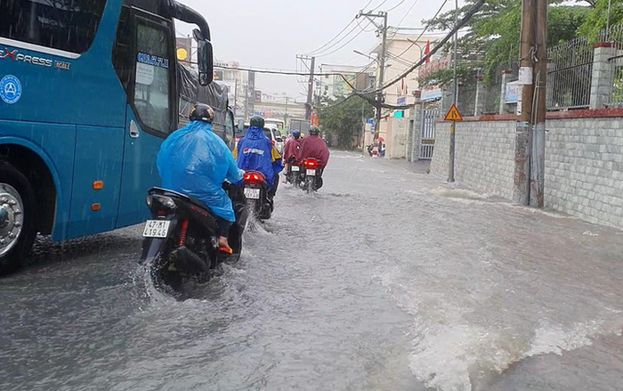 Mưa lớn, nhiều tuyến đường ở TP Thủ Đức hóa thành sông Ảnh 2