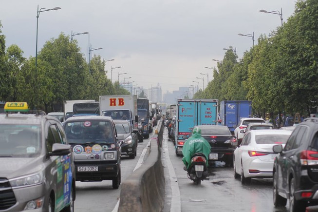 Một số khu vực rơi vào tình trạng ùn tắc giao thông. Ảnh: PLO
