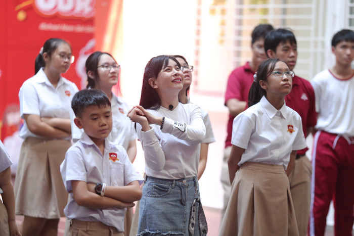 Cát Phượng ngạc nhiên khi con trai can đảm bước lên bục dũng khí để nói về mình