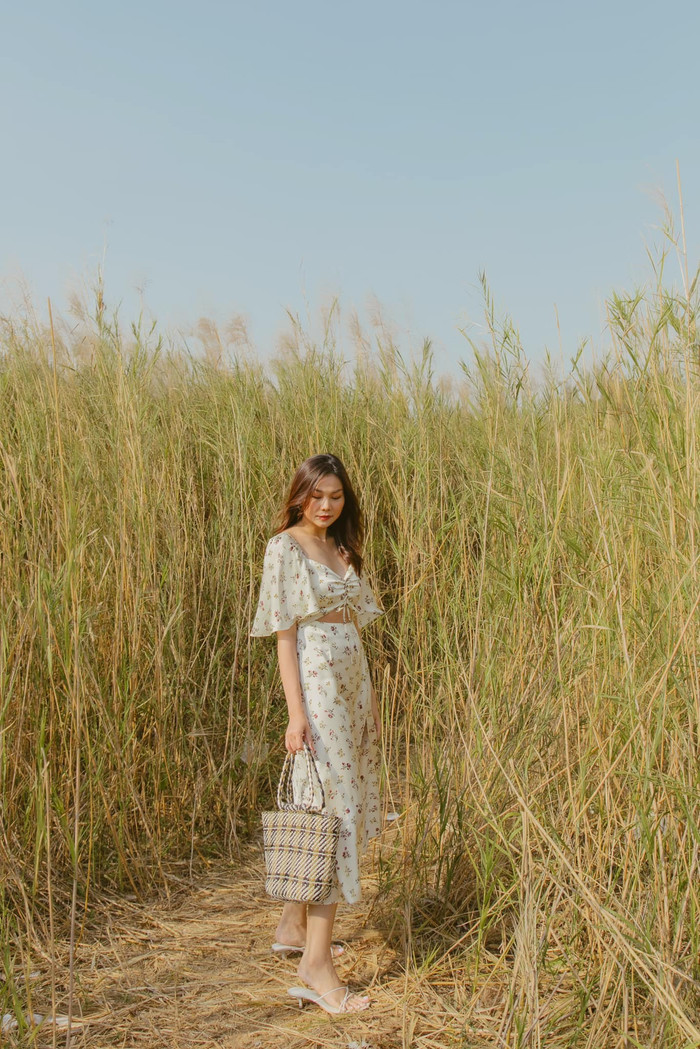 Thiết kế váy vừa vặn tôn lên vóc dáng mảnh mai và đôi chân thon dài của chân dài 8x