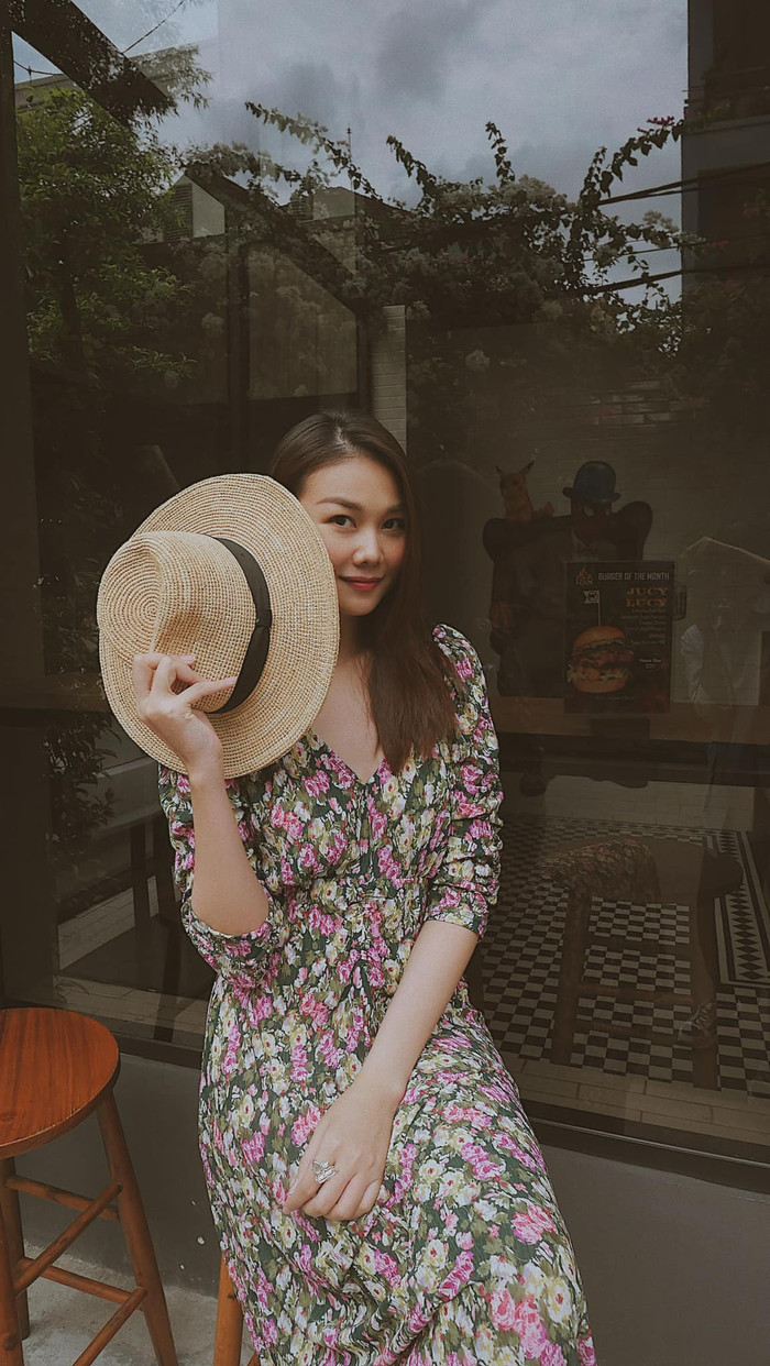 Với những thiết kế váy in hoa, Thanh Hằng chọn dáng mũ cói vintage đi kèm để che cái nắng ngày hè, tiết chế những phụ kiện không cần thiết