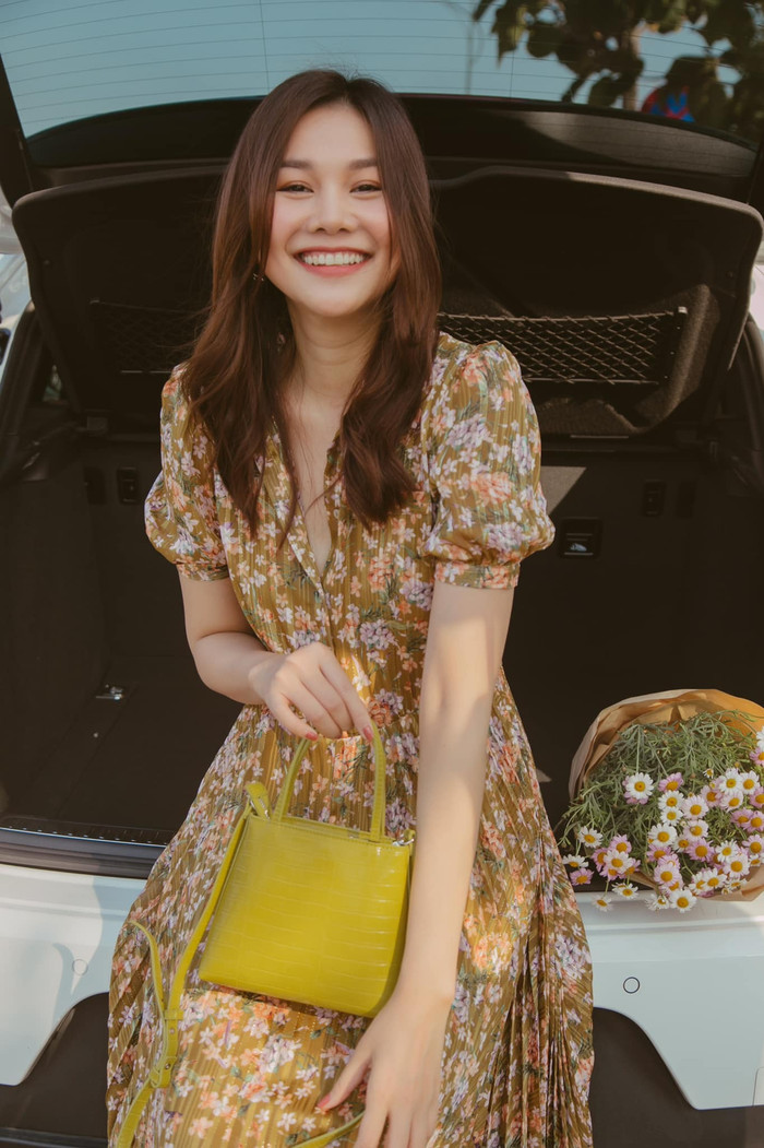 Với kiểu váy maxi in hoa, Thanh Hằng rạng rỡ hơn bao giờ hết 