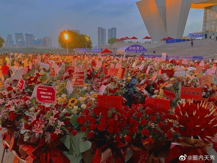 Một 'rừng hoa' của fan gửi trước nhà hát để chúc mừng Tiêu Chiến với vai diễn thành công rực rỡ Ảnh 17