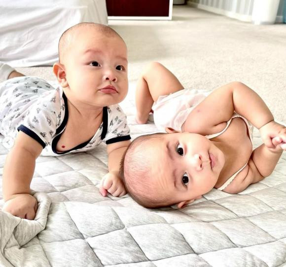 Có thể thấy, Leon để lộ nốt ruồi son trên ngực.