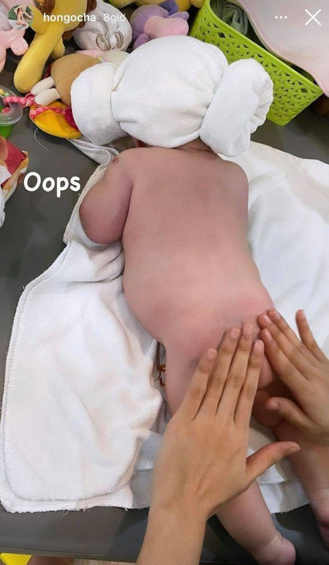 Các bé được massage thư giãn... 