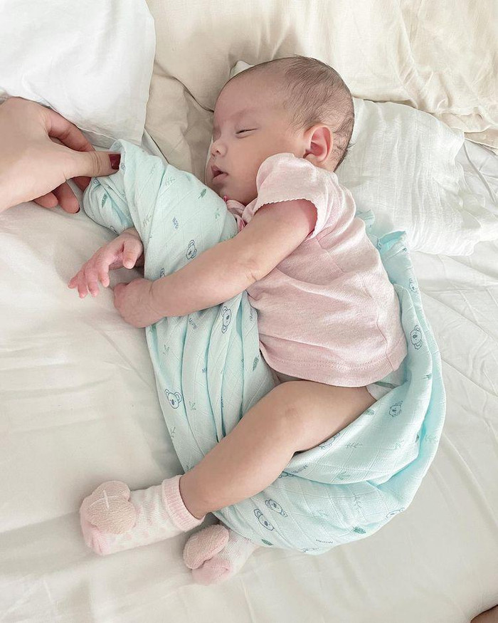 Lisa sở hữu nước da trắng ngần... 