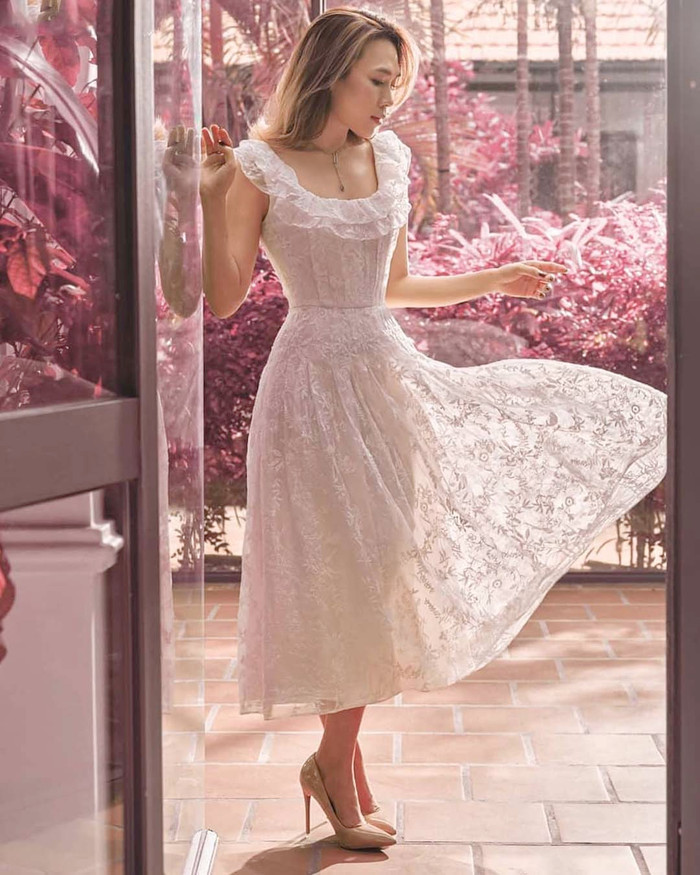 Thà rằng Mỹ Tâm chọn kiểu váy cao trên mắt cá thế này, sẽ có tác dụng tôn dáng, nịnh người hơn. 