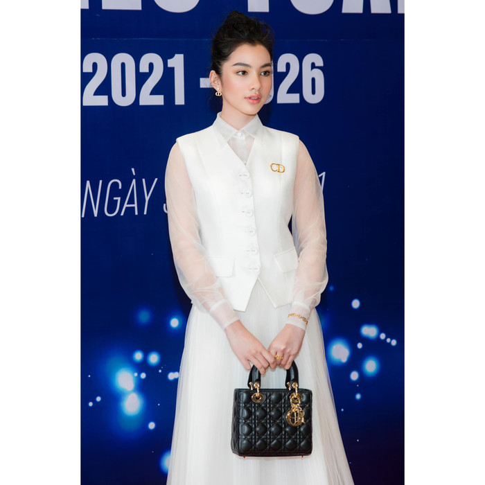 Gương mặt sang trọng, kiêu kỳ... 