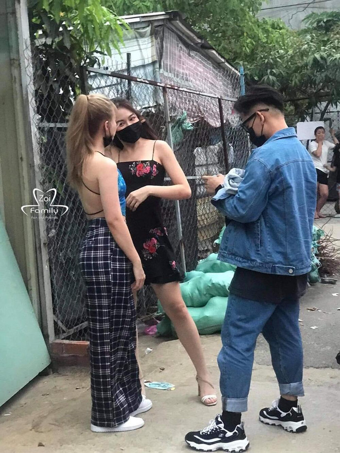 Qua ống kính của fan, Khởi My vẫn vô cùng rạng ngời. Nữ ca sĩ diện street-style hở bạo, khoe lưng trần gợi cảm.