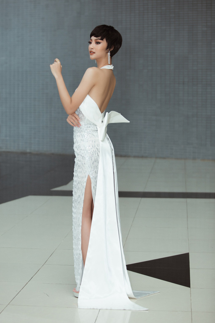 Á hậu Kiều Loan mang đến tạo hình mới khi đội tóc giả ngắn, cô có 2 bộ cánh nằm trong danh sách sao đẹp. 