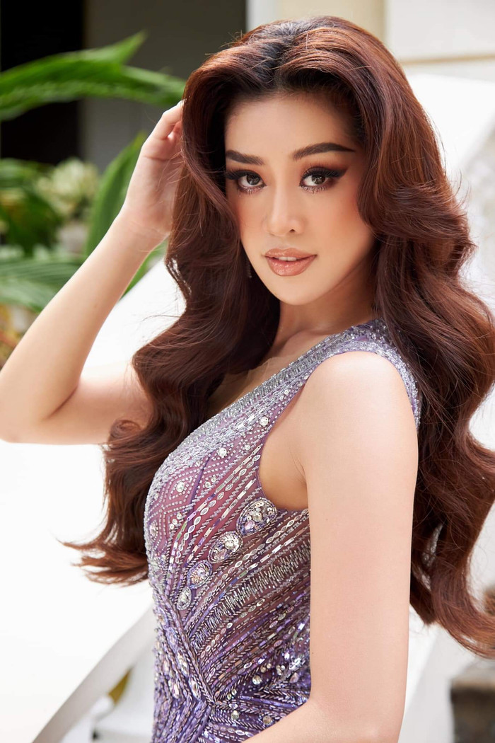 Cách trang điểm, làm tóc đúng chất beauty queen tạo thành tổng thể cực kỳ sang chảnh, quyến rũ.