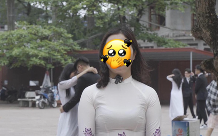 Cô giáo ghi hình lúc phỏng vấn, thế nhưng cặp đôi học trò đứng sau mới thực sự chiếm spotlight Ảnh 2