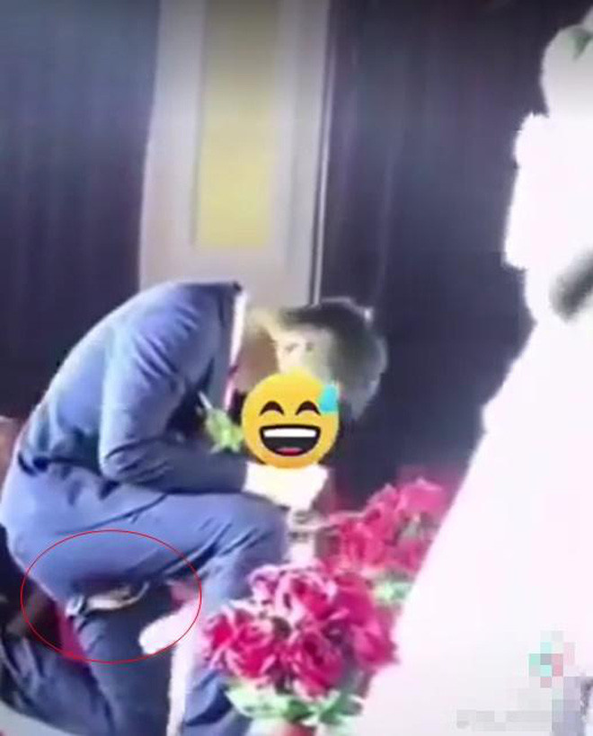 Chú rể làm rách đũng quần ngay trên sân khấu chỉ vì hành động lãng mạn dành cho cô dâu Ảnh 4