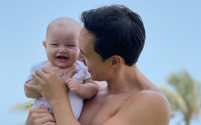 Kim Lý cởi trần khoe cơ bắp rắn rỏi nhưng bị con trai Leon chiếm trọn mọi 'spotlight' Ảnh 2