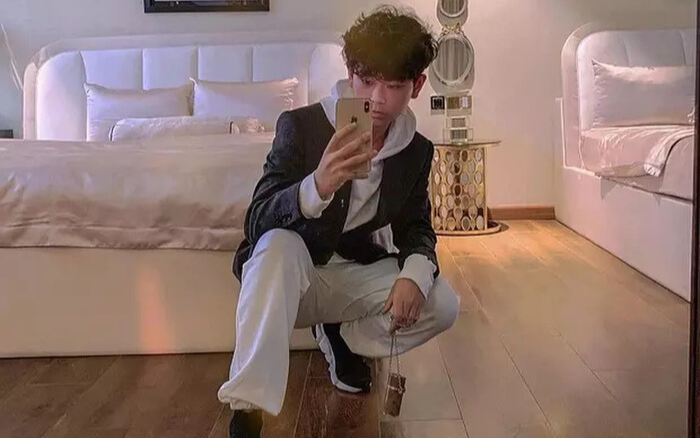 Rich kid 'chi 100 triệu để ngồi kế Ngọc Trinh' khoe khoảnh khắc cùng em họ rút thăm thẻ đen quyền lực Ảnh 2