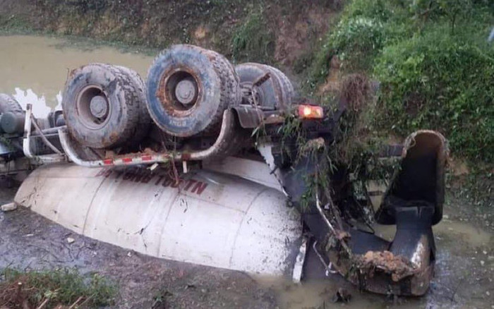 Thái Nguyên: Xe bồn lật ngửa chìm dưới ao nước, tài xế mắc kẹt tử vong trong cabin Ảnh 2