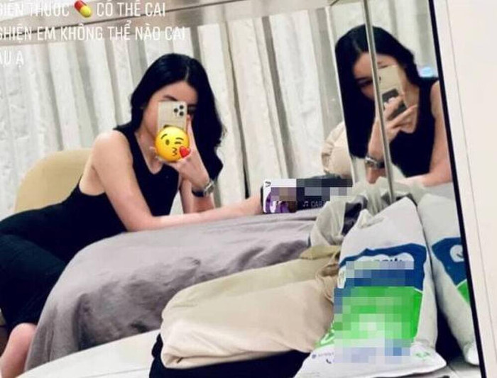 Dù đã che icon nhưng phía bên kia gương thì Cẩm Đan đã quên che đi bức ảnh.