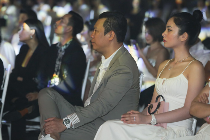 Mặc dù ngồi cạnh nhau nhưng chồng cũ Lệ Quyên - doanh nhân Đức Huy và bạn gái trẻ ít tương tác, không có các cử chỉ thân mật trong suốt thời gian xem show.