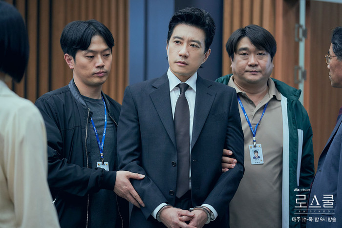 'Law School' - Sự pha trộn độc đáo giữa độ ngầu của 'Vincenzo' và độ hack não của 'Mouse' Ảnh 6