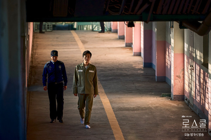 'Law School' - Sự pha trộn độc đáo giữa độ ngầu của 'Vincenzo' và độ hack não của 'Mouse' Ảnh 12