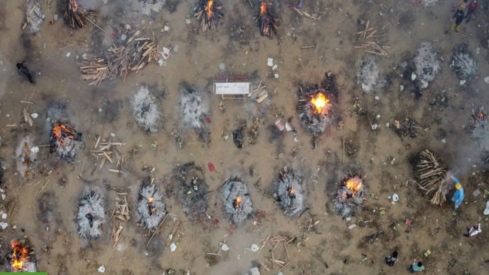 Nitish Kumar, một cư dân Delhi, phải giữ thi thể mẹ mình ở nhà trong gần 2 ngày vì không tìm được nhà hoả táng còn 'chỗ trống'. Tất cả đều miệt mài làm việc để xử lý số lượng xác chết khổng lồ do đại dịch.