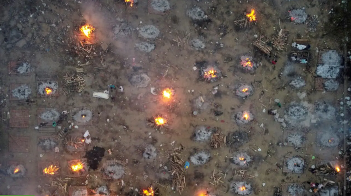 Hình ảnh từ máy bay không người lái cho thấy quang cảnh điêu tàn tại một khu hỏa táng ở New Delhi, Ấn Độ, sau khi các thi thể bệnh nhân COVID-19 bị thiêu.