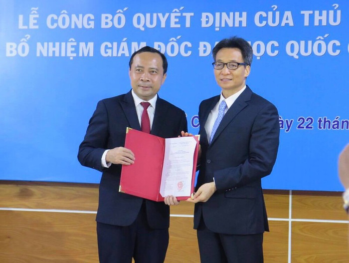 Phó thủ tướng Chính phủ Vũ Đức Đam trao Quyết định của Thủ tướng Chính phủ Nguyễn Xuân Phúc bổ nhiệm ông Vũ Hải Quân giữ chức Giám đốc ĐH Quốc gia TP.HCM.