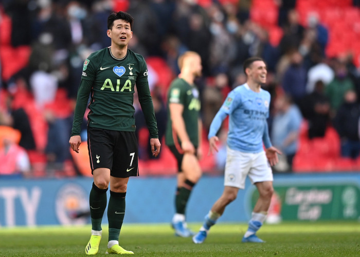 Ngay sau khi tiếng còi kết thúc trận chung kết Cúp Liên đoàn Anh 2020/21 giữa Man City và Tottenham vang lên, Son Heung Min đã không giấu được cảm xúc buồn tủi.