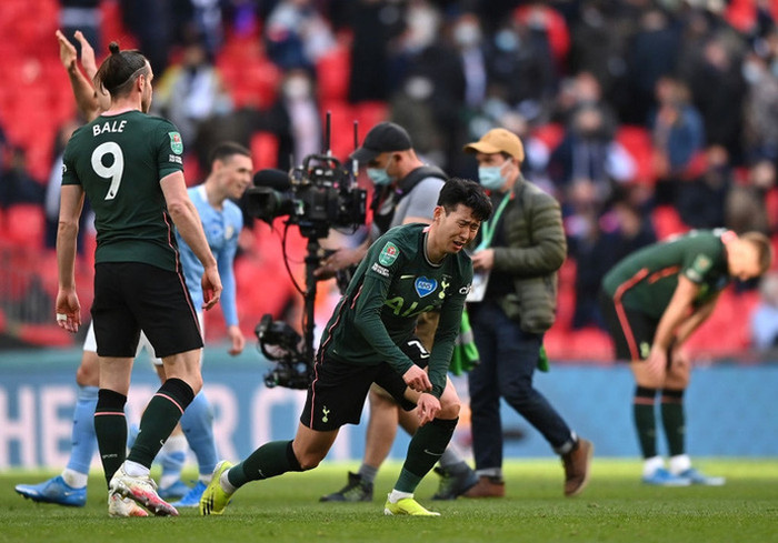 Son Heung Min mếu máo rồi sau đó òa khóc. Tottenham chơi phòng ngự, nên Son Heung Min không có đất diễn và có một trận đấu khá thất vọng.
