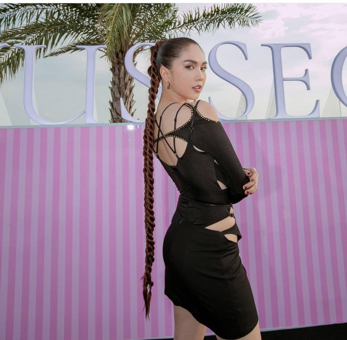 Đặc biệt kiểu tóc đuôi ngựa được tết tỉ mỉ vô cùng ấn tượng