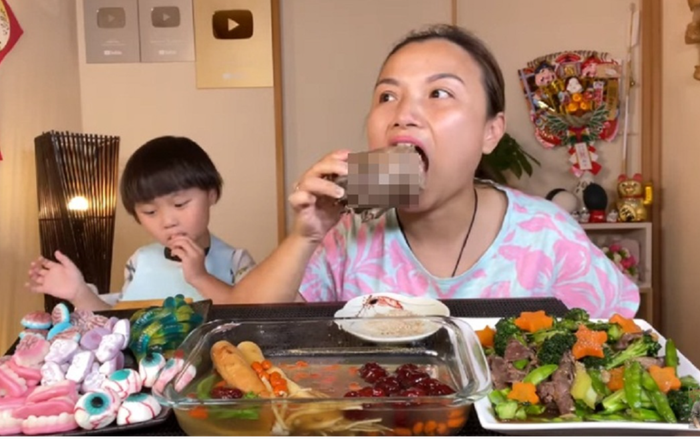 Quỳnh Trần JP làm vlog ăn bàn chân gấu khiến dân mạng phẫn nộ Ảnh 2