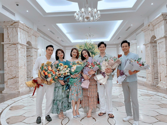 Những nụ cười rạng rỡ trên gương mặt của các diễn viên khi nhận hoa kết vai