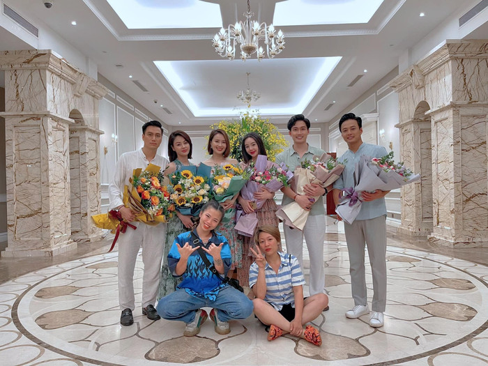 Đoàn làm phim 'Hướng dương ngược nắng' chính thức đóng máy, cái kết nào cho 3 cặp đôi chính? Ảnh 3