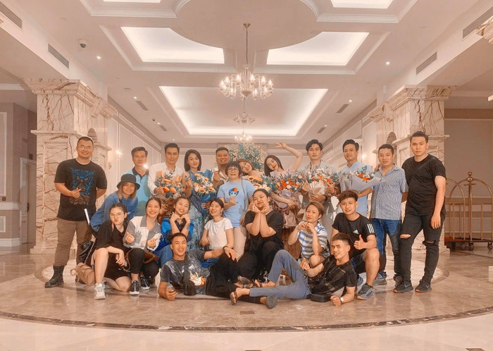 Đoàn làm phim 'Hướng dương ngược nắng' chính thức đóng máy, cái kết nào cho 3 cặp đôi chính? Ảnh 11