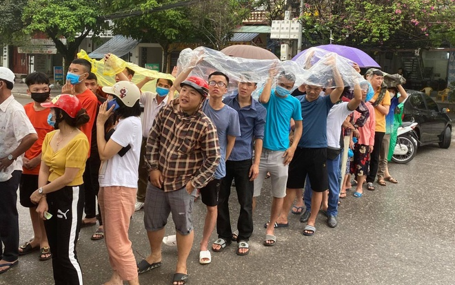 Vì yêu CLB HAGL, người hâm mộ bỏ việc, đội mưa để mua vé Ảnh 2